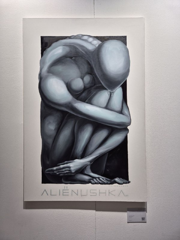 Чёрно-белая графичная картина с сгорбленной фигурой, выполненная в монохроме и с акцентом на форму и тень.