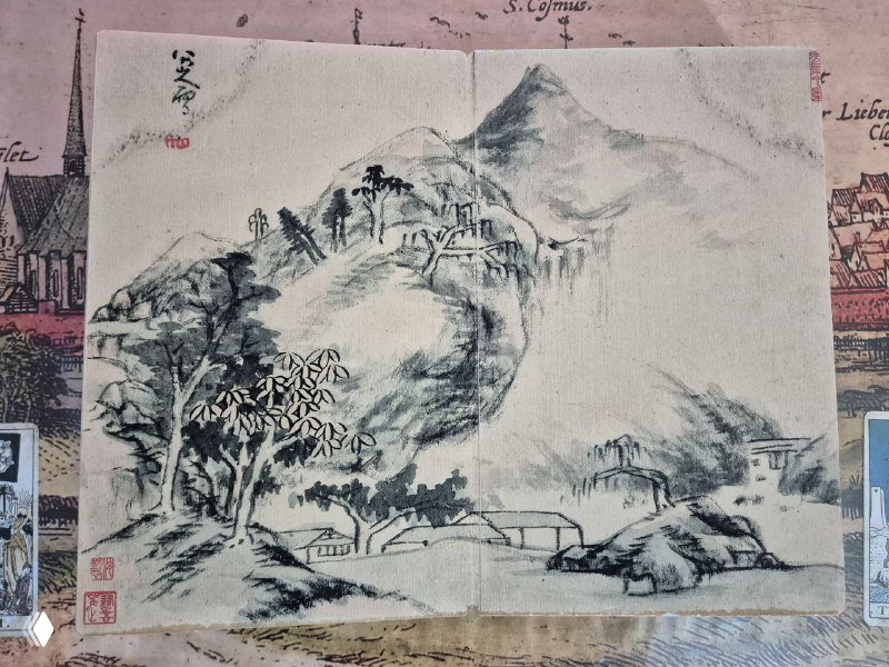 Ещё один разворот книги с изображением извилистой тропы, мостика и гор на заднем плане, выполненный в чёрной туши и традиционной манере.