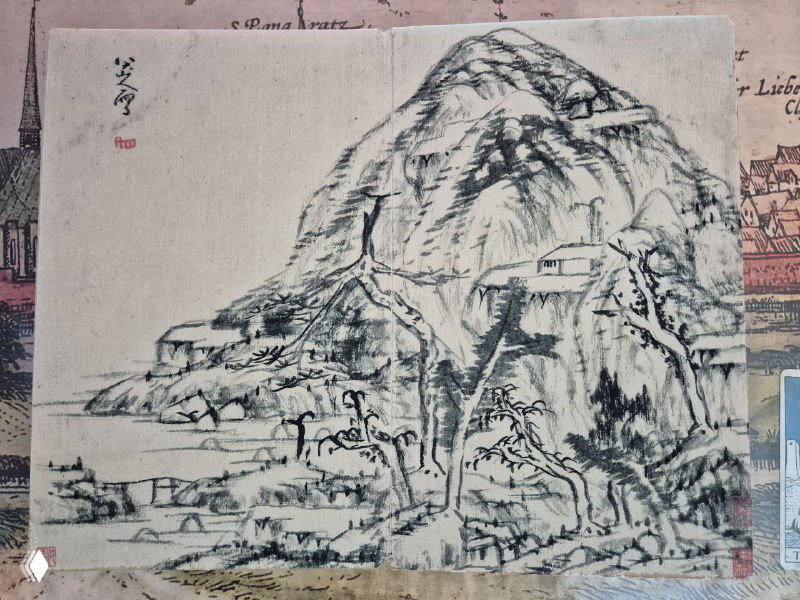 Разворот с изображением горного ландшафта, террас и домиков; тонкая каллиграфия и печати художника на полях листа видны в верхней части.