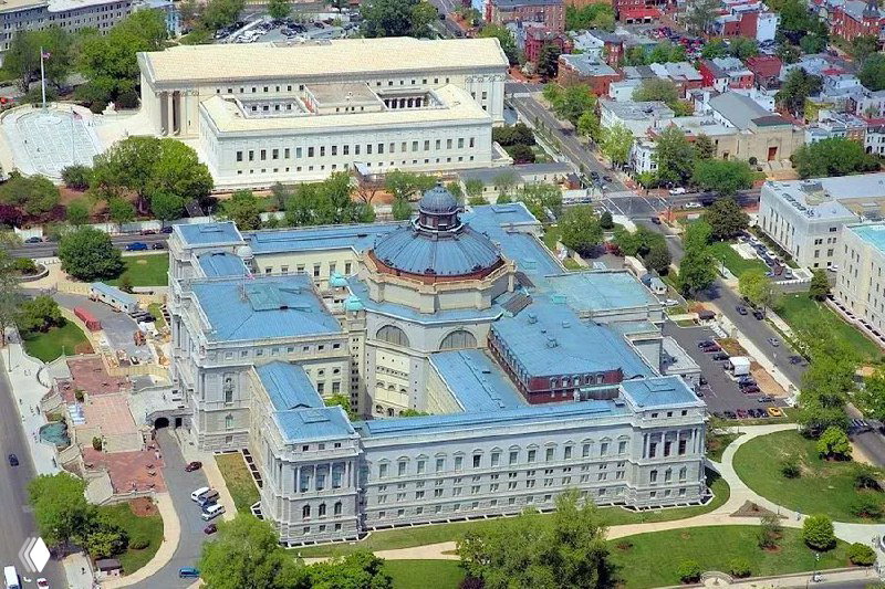 Аэрофотосъёмка комплекса Библиотеки Конгресса: вид сверху на крыши, планировку и масштабы капитального строения в городской застройке.