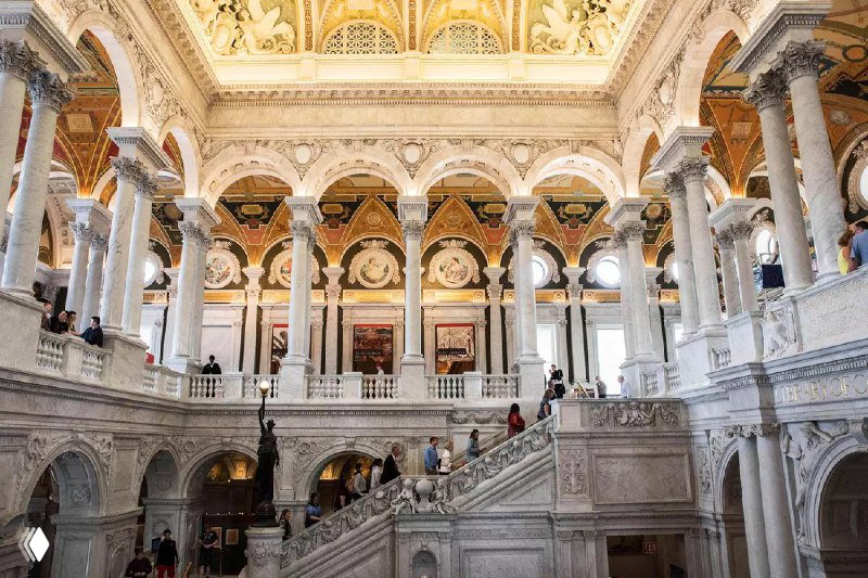 Внутренний центральный холл Библиотеки Конгресса: колонны, арки и богатая лепнина создают монументальную архитектурную композицию.