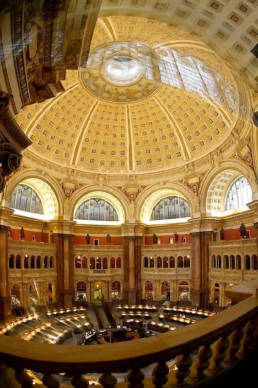 Украшенный купол читального зала с витиеватыми орнаментами и естественным освещением — декоративная часть интерьера библиотеки.