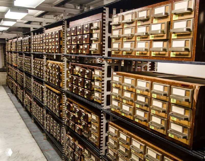 Помещение с архивными стеллажами и коробками в одном из хранилищ Библиотеки Конгресса: ряды полок для документов и материалов.