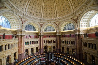 Вид на большой круглый зал и галереи с верхней точки обзора: арки, балконы и читальные пространства Библиотеки Конгресса.