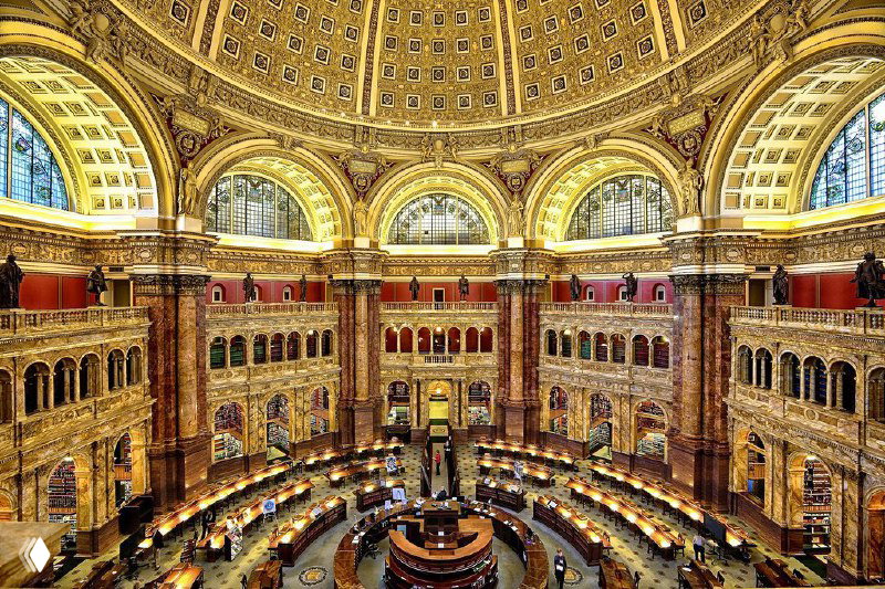 Панорамный вид на центральную часть кругового зала Библиотеки Конгресса с рабочим пространством в центре и галереями вокруг.