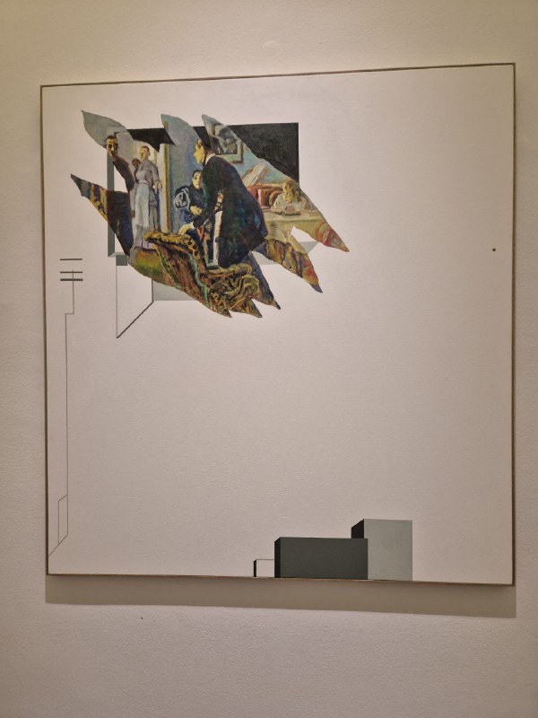 Современное полотно с графическими и живописными фрагментами, минимальная рамка и голое пространство вокруг работы на стене.