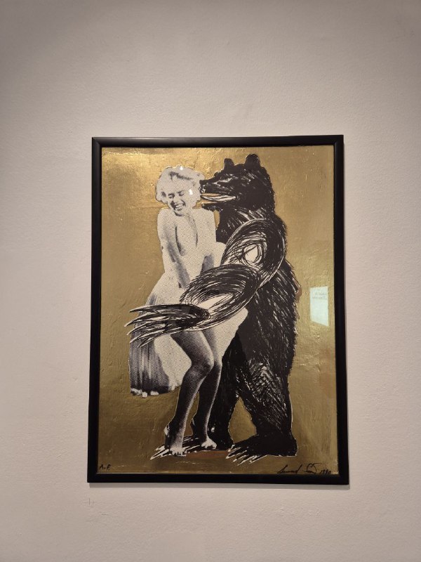 Картина с изображением сцены, где человеческие и звериные фигуры взаимодействуют, тёмная рамка и золотистый фон у одной работы.