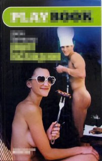 Провокационный коллаж: улыбающаяся женщина в солнцезащитных очках держит вилку, позади полуобнажённый мужчина в шефском кителе — обложка, играющая с эротикой и кулинарией.