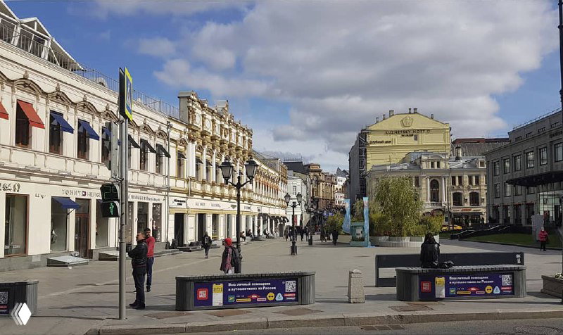 Современная цветная фотография Кузнецкого Моста: пешеходная зона, фасады магазинов и входы в бывшие бутики в центральной части Москвы.