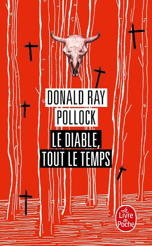 Красная обложка книги Дональда Рэя Поллока «Дьявол всегда здесь»: силуэт леса, череп крупным планом и чёрные кресты, строгая типографика.
