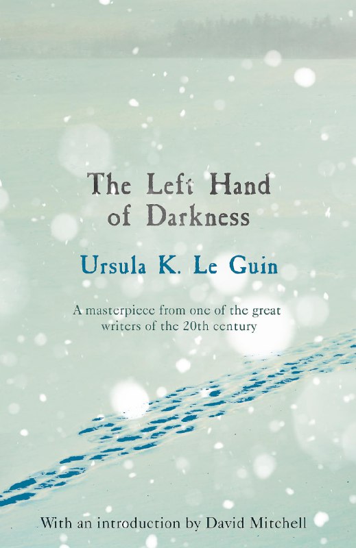 Обложка книги «The Left Hand of Darkness» (Урсула Ле Гуин): снежный фон и следы, подчёркивающие холодную атмосферу планеты Гетен и одиночество героя.