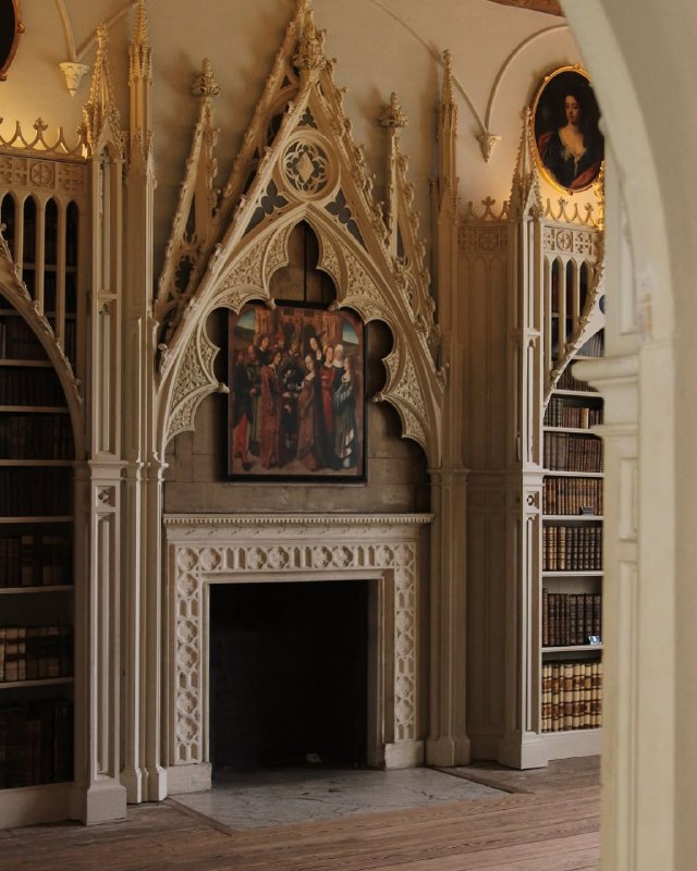 Каминный ансамбль и готическая надстройка над камином в библиотеке Strawberry Hill House: декоративная резьба и полотна над очагом.