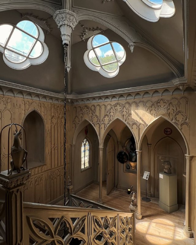 Общий вид верхней галереи и сводчатого пространства в Strawberry Hill House: резные колонны, арочные проёмы и художественная отделка дерева.