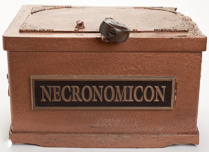 Коробка с табличкой «Necronomicon» — стилизованная шкатулка для культовой вымышленной книги Говарда Лавкрафта, показанная на выставке.