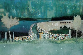 Пейзажное полотно с дорожкой и невысоким каменным ограждением на фоне водоёма; приглушённая зелёно-голубая палитра и тонкая акварельная текстура.