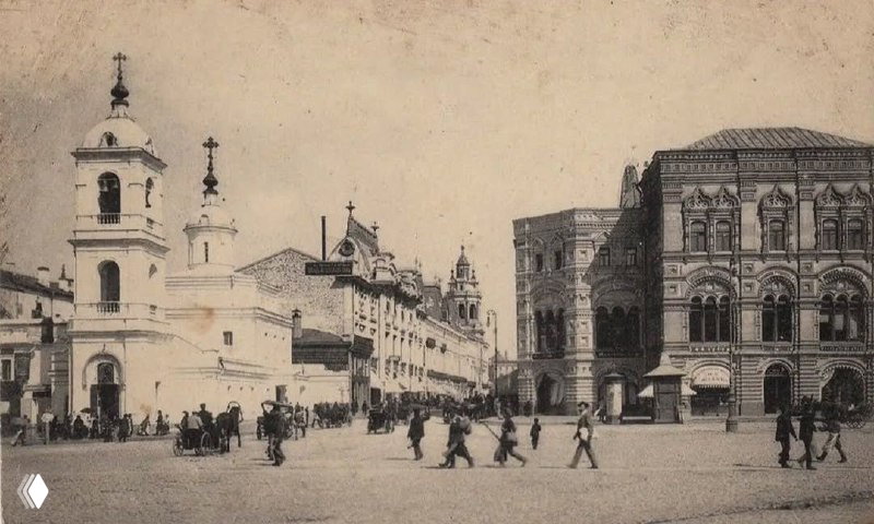 Чёрно-белая историческая фотография Никольской улицы и Казанского собора на Красной площади с прохожими и городской застройкой