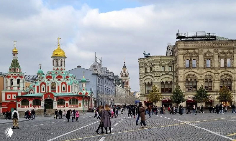 Современная цветная фотография Красной площади и Никольской улицы с восстановленным Казанским собором и пешеходами