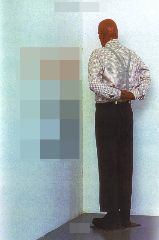 Фотография мужчины, стоящего лицом к стене, руки за спиной; минималистичная композиция иллюстрирует отрешённость, самосознание и личный стыд.