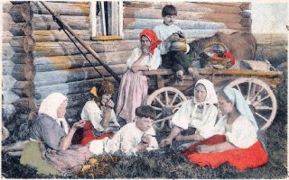 Группа женщин и детей у телеги перед бревенчатым домом; цветная открытка с бытовой сценой русского села начала XX века.