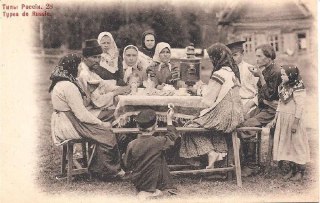 Большой семейный стол на открытом воздухе: женщины и дети за трапезой; цветная открытка, иллюстрирующая общественный быт провинции.