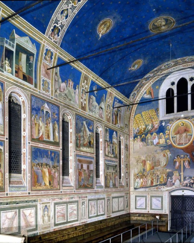 Интерьер капеллы Скровеньи с фресковыми панелями Джотто и синим звёздным сводом; ряды библейских сцен вдоль стен, общий план художественного оформления.