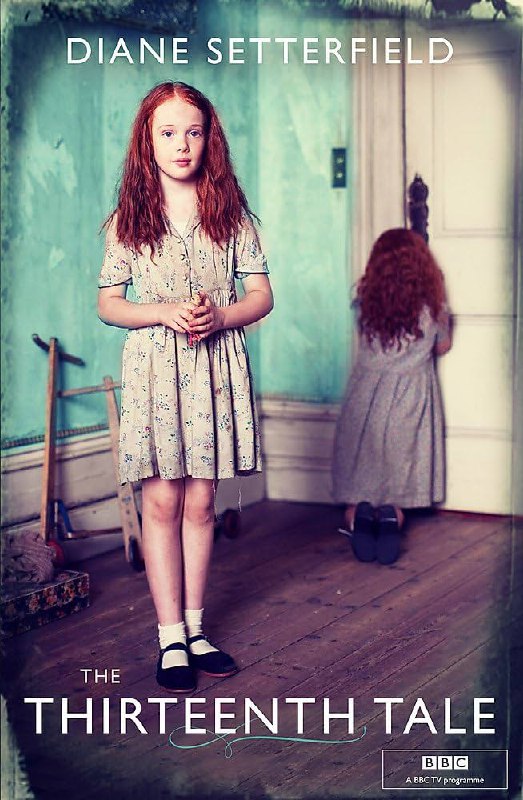 Обложка «Тринадцатая сказка» Дианы Сеттерфилд: девочка в старомодном платье смотрит вперёд, её отражение в зеркале позади создаёт готическую, таинственную атмосферу.
