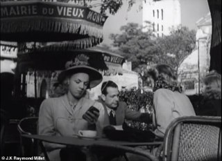 Кафе на улице в черно‑белом кадре: посетители за столиками под зонтиками, видно уличную вывеску, бытовая сцена из фильма 1947 года с городской атмосферой.