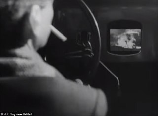 Крупный план мужчины за рулём: видна затылочная часть головы и небольшой экран в автомобиле, ранняя визуализация персонального дисплея в кинематографе.