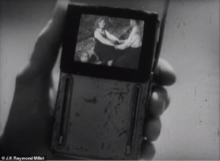 Крупный план карманного устройства с миниатюрным экраном: на дисплее видно изображение, кадр иллюстрирует идею портативных экранов в представлении 1947 года.