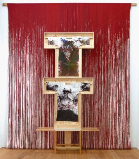 Вертикальное полотно с длинными бордовыми струями краски, образующими эффект ниспадающих кровавых потёков вокруг деревянной рамы-крестовины.