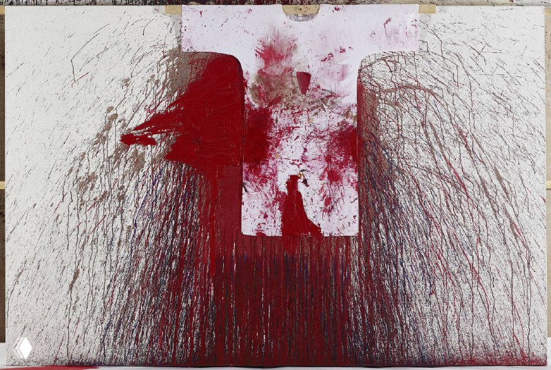 Фрагмент полотна с крупными брызгами и разлитием красной краски, создающий визуальный образ распятия и боли без явных анатомических деталей.