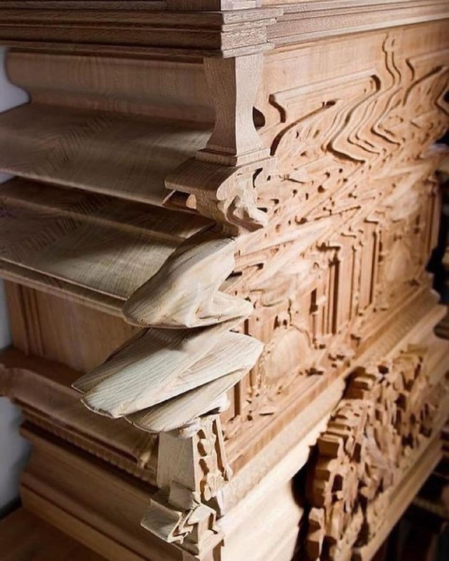 Крупный план резной деревянной поверхности: тонкая работа с орнаментом, края и плоскости выглядят разорванными и смещёнными, как при цифровом глитче.