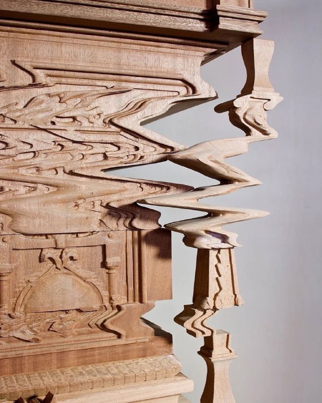 Фрагмент резной деревянной скульптуры, где профили и контуры зрительно прерываются и смещаются, образуя режущий эффект цифрового искажения.