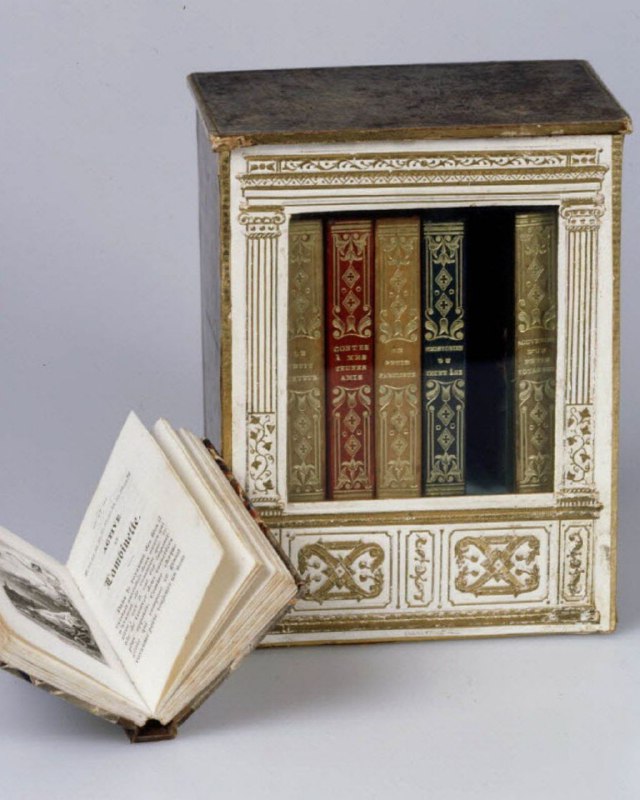 Картонный футляр-библиотека с декоративным золотым декором и шестью карманными книжками внутри, представление целого набора снаружи и в раскрытом виде.