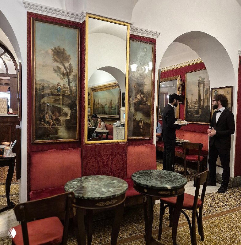 Зеркала, картины и официант в фраке: интерьер Caffè Greco с отражениями и обслуживанием, подчеркивающим музейный характер заведения.