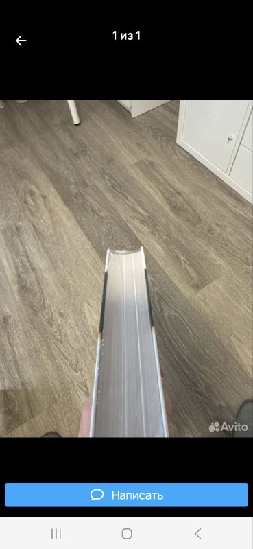 Фото объявления на Авито: торец книги снят в комнате, видно оформление торца и фон комнаты, подчёркнуто состояние лота и ракурс съёмки.