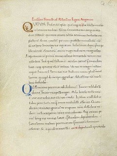 Страница манускрипта с аккуратным латинским текстом и украшенной инициалом — изображение копии или фальшивки раннего периода в собрании.