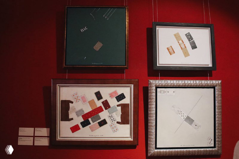 Серия графических коллажей в рамах на красном фоне, кабинетная композиция из материалов художников авангардного круга — часть выставочной инсталляции.