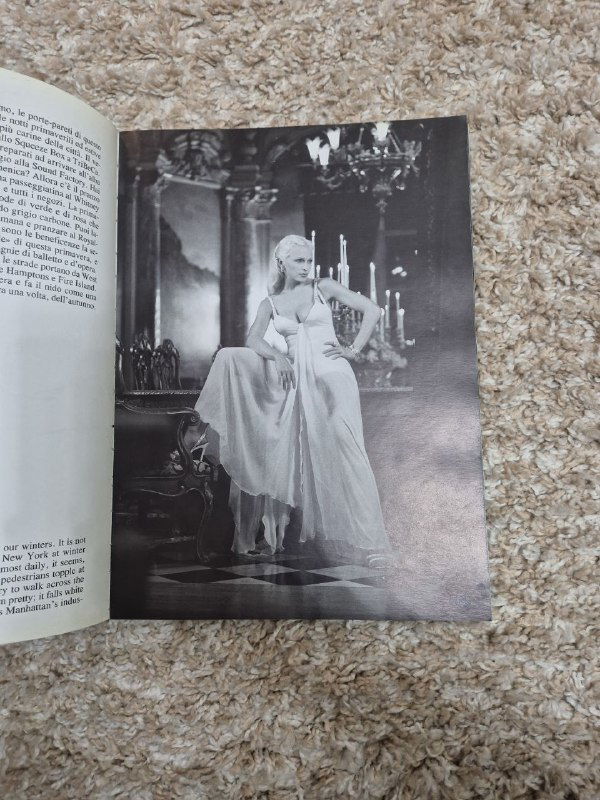 Чёрно‑белая фотография из лукбука: модель в сложной позе у свечей и декораций — интерьерная сцена из съёмки 1995 года.