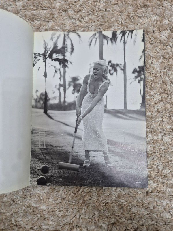 Ещё одна чёрно‑белая фотография из лукбука Versace: модель играет в крокет на фоне пальм, стилизованная сцена съёмки 1995.