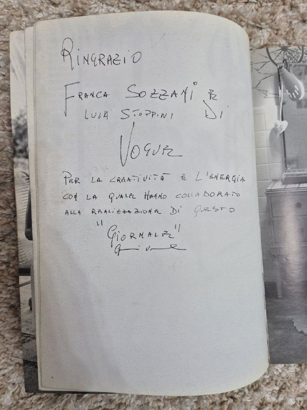 Рукописная надпись и автограф на внутренней странице лукбука: заметная почеркованная подпись, предположительно автограф Джанни Версаче.
