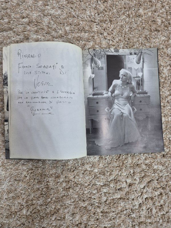 Открытая страница лукбука: автограф и рукописная запись слева, фотография модели справа — контекстная внутренняя полоса каталога 1995.