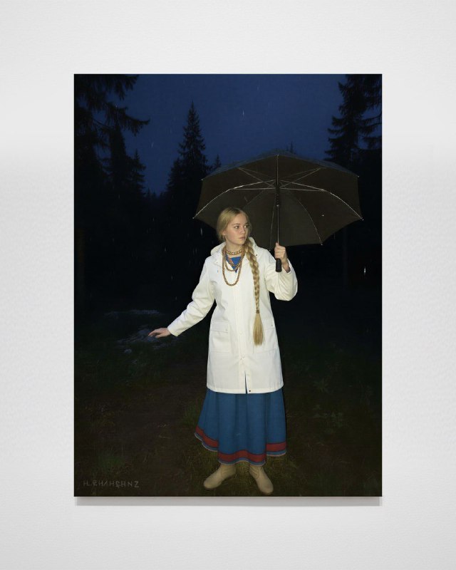 Серия Verlib: ИИ-интерпретация — женщина с зонтом ночью в лесном окружении, ощущение народного или этнографического образа в классическом стиле.