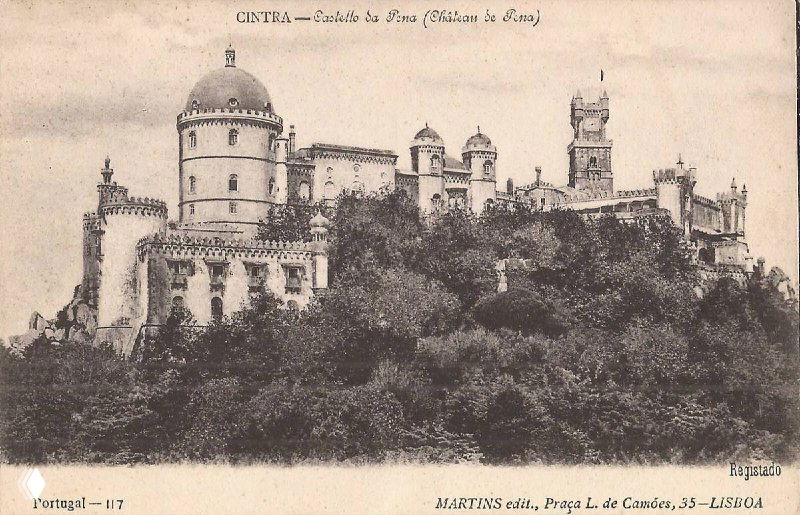 Почтовая открытка с изображением дворца Пена в Синтре (Португалия): мавританский фасад, башни и пригорки с растительностью.