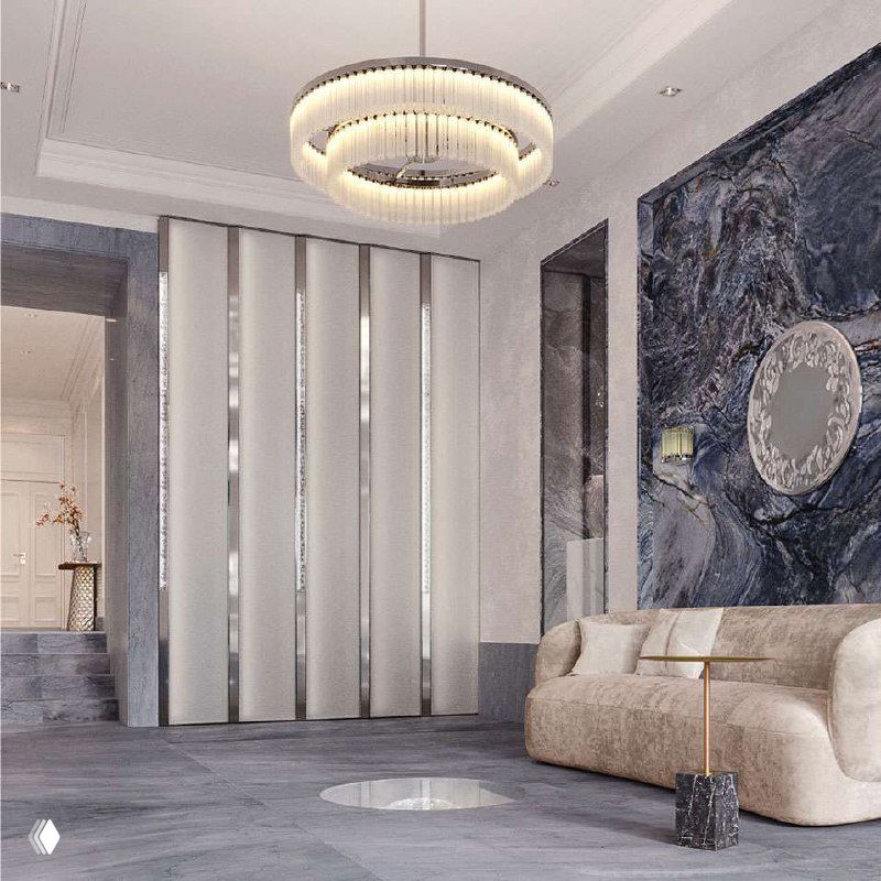 Интерьер элитной резиденции: мягкая мебель, декоративная люстра и настенное панно — пример дизайна апартаментов в клубном доме.