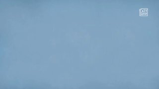 Синий однотонный фон с маленьким логотипом в правом верхнем углу; абстрактная иллюстрация к тексту о привычках и зависимости.