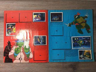 Страница альбома с героями «Черепашки-ниндзя», пронумерованные слоты для наклеек, несколько приклеенных карточек с персонажами и пустые поля вокруг.