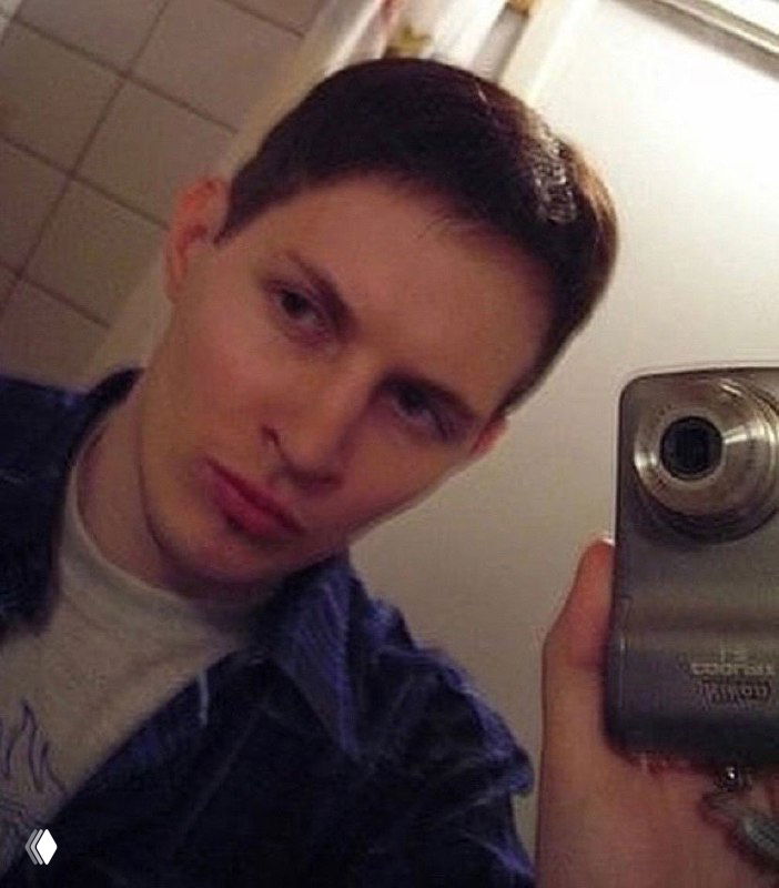 Полуоблачный портрет в зеркале: молодой человек с лёгкой мимикой, держит камеру у лица, фон — домашняя ванная комната.