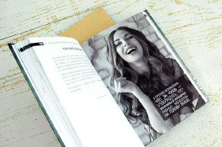 Разворот книги с крупной чёрно‑белой фотографией женщины, надписью‑цитатой на полстраницы и типографским макетом страниц книги.