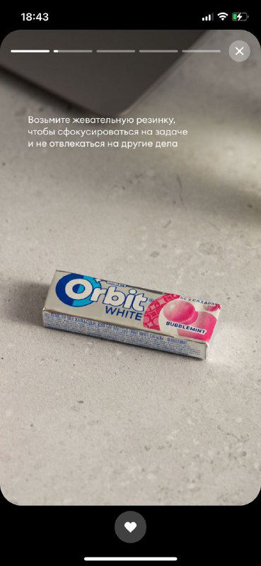 Одна упаковка жвачки Orbit на мраморной поверхности — минималистичный рекламный кадр с акцентом на продукт и упаковку.